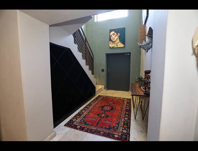 5 BEDROOM FREEHOLD TO LET IN NEWLANDS